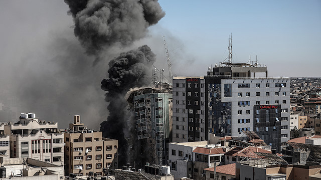 İşgalci İsrail tarafından vurularak yıkılan medya binası