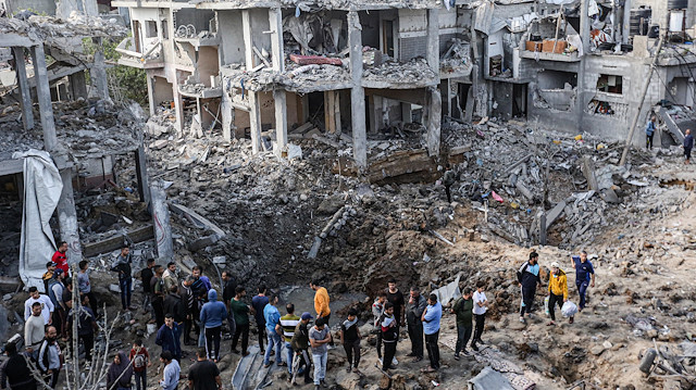İsrail'in saldırılarında yıkılan bir bina
