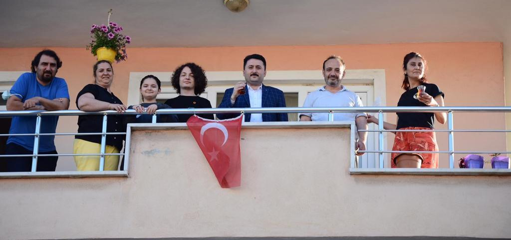Balkonlarından müzisyenlere istek parça göndermeyi de ihmal etmeyen vatandaşlar, “Hayat Bayram Olsa” şarkısını defalarca isteyerek yüksek sesle eşlik edip bayram coşkusunu derinden yaşadılar.