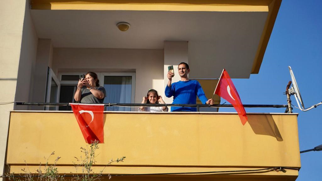 Balkonlarından müzisyenlere istek parça göndermeyi de ihmal etmeyen vatandaşlar, “Hayat Bayram Olsa” şarkısını defalarca isteyerek yüksek sesle eşlik edip bayram coşkusunu derinden yaşadılar.