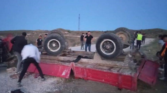 Ankara'da traktör römorkunun devrilmesi sonucu çok sayıda kişi yaralandı.