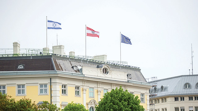 Avusturya’da başbakanlık binasına İsrail bayrağı çekildi.