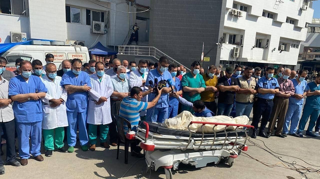 Filistin Sağlık Bakanlığı yetkilileri ve doktorlar, bugün öğle saatlerinde Dr. Eymen Ebu Avf’un cenaze namazını kıldı.