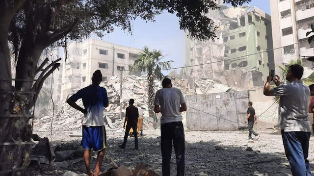 İsrail, Gazze'de bakanlık binaları ve sağlık merkezini vurdu