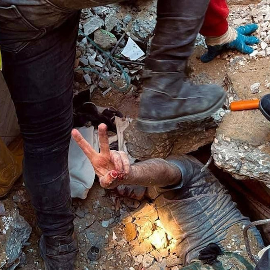 Bomba işlemeyen ruh: Enkaz altından çıkarılan Filistinli dünyaya böyle mesaj verdi