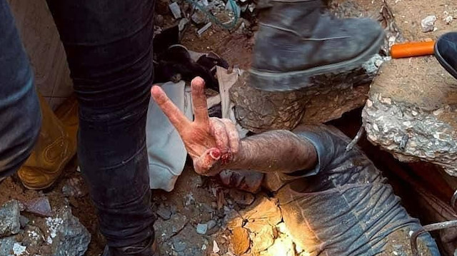 İsrail savaş jetleri, dün gece yarısı 100'den fazla füzeyle işgal altında bulunan Gazze’deki çeşitli yerleşim yerlerini hedef aldı. Yerel halk, evlerini terk etmelerini engelleyen İsrail baskınlarının ortasında en tehlikeli geceyi yaşadıklarını söyledi.