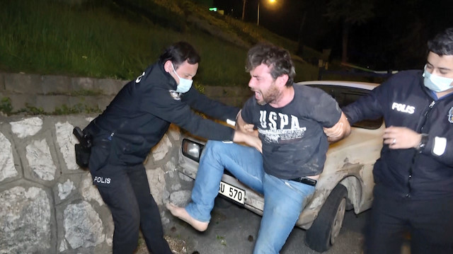 Kısıtlamada alkollü halde duvara çarpan kamyonet sürücüsü polis zor anlar yaşattı