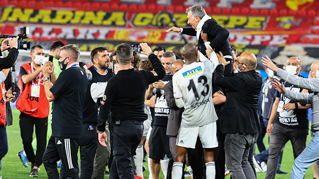 Futbolular maç sonu Ahmet Nur Çebi'yi omuzlarına aldı. 