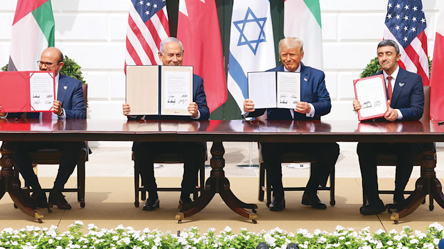 İsrail Başbakanı Binyamin Netanyahu, BAE Dışişleri Bakanı Abdullah bin Zayid Al Nahyan ve Bahreyn Dışişleri Bakanı Abdullatif bin Raşid ez-Zeyani ve dönemin ABD Başkanı Donald Trump