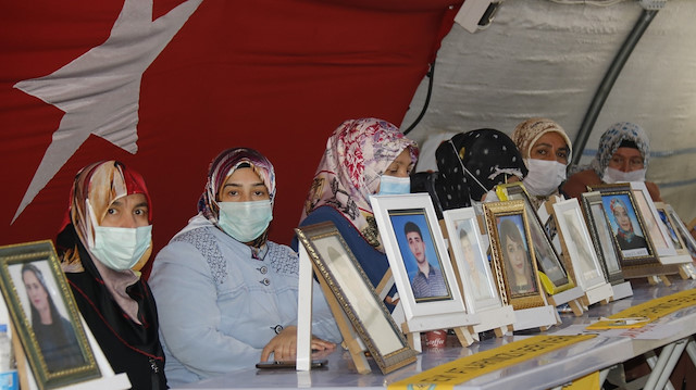 Ailelerin HDP önündeki evlat nöbeti kısıtlama sonrası devam ediyor.