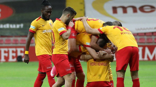 Kayserispor son hafta maçlarında alınan sonuçların ardından ligde kalmayı başardı. 