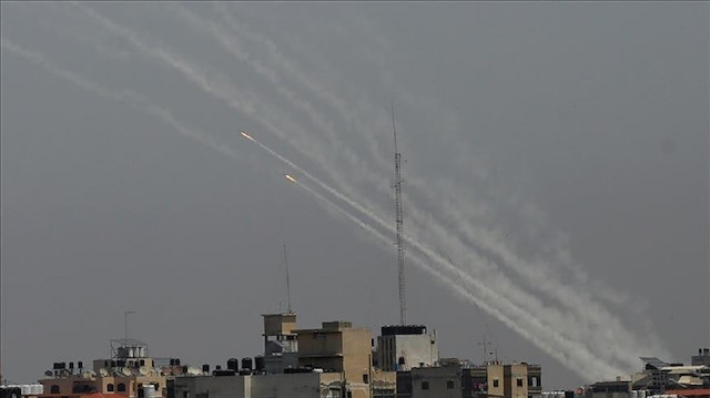 "القسام" تطلق رشقات صاروخية باتجاه إسرائيل وإصابة جندي 