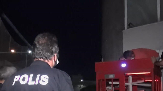 Tuvaletin turnikeli kapısına sıkışan genç 2 saat boyunca mahsur kaldı