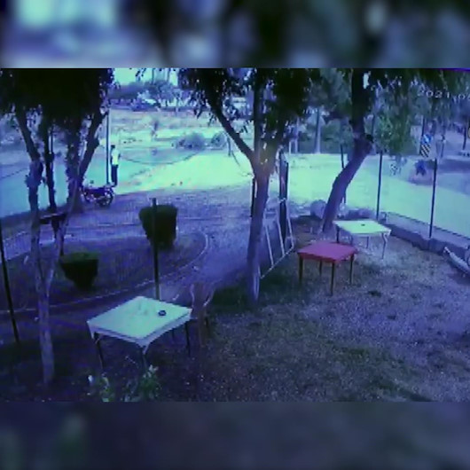 Taksinin 2 kişiye çarpıp Seyhan Nehrine düşmesi güvenlik kamerasına yansıdı