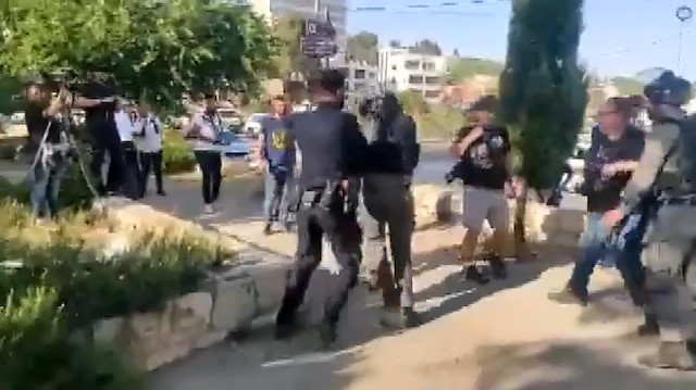 İsrail polisi haber takibi yapan gazetecilere saldırdı.