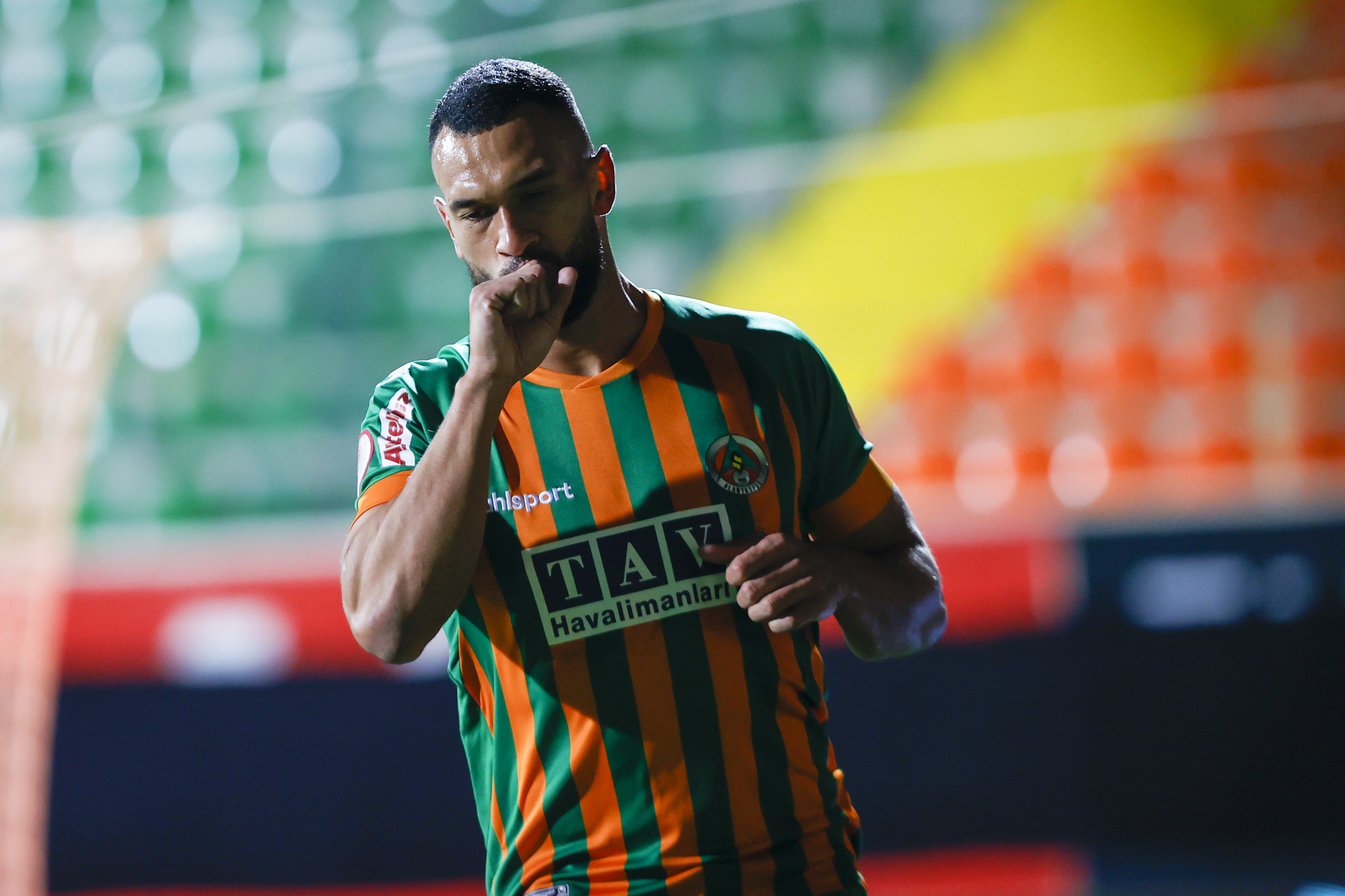 29 yaşındaki Caulker, bu sezon Alanyaspor formasıyla çıktığı 37 maçta 4 gol atarken 2 de asist yaptı.