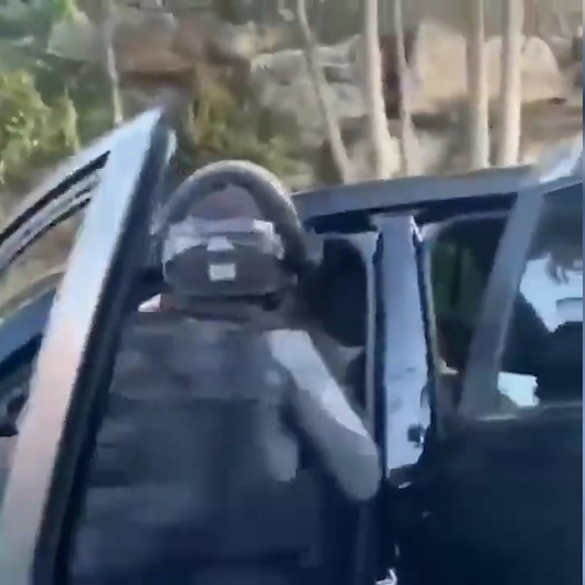 İşgalci İsrail polisi Filistinli kadını çocuklarının gözü önünde dövdü