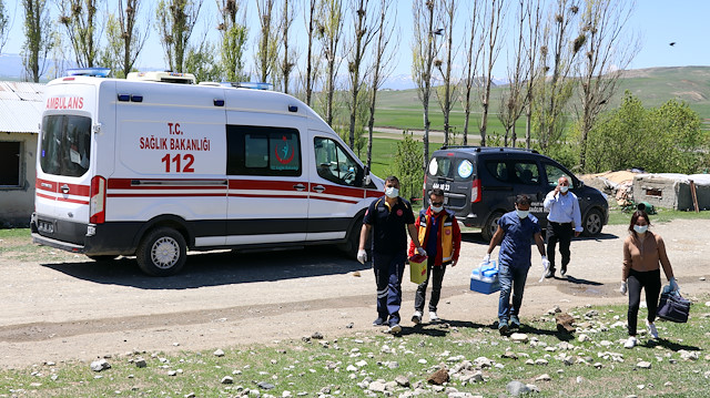 Sağlık ekipleri vatandaşları servislerle hastaneye taşıyıp aşılanmasını sağlıyor