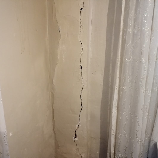 İstanbul Esenlerde büyük panik: 3 katlı binanın kolonları çatladı