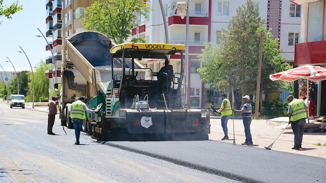 Fen İşleri Müdürlüğü ekipleri, cadde ve sokaklarda başlattığı asfalt yenileme işlemlerini tüm hızıyla sürdürüyor.