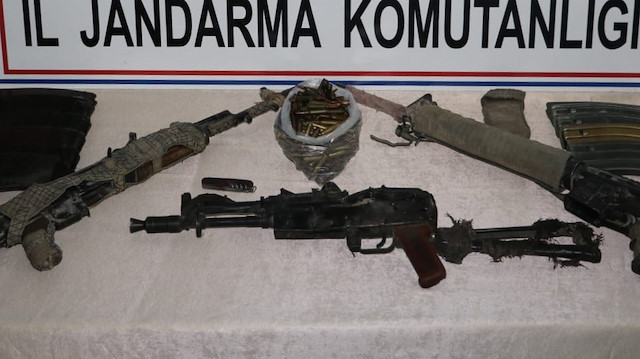 Operasyonda 2 adet AK-47 Kaleşnikof ile bir adet M-16 piyade tüfeği ele geçirildi. 