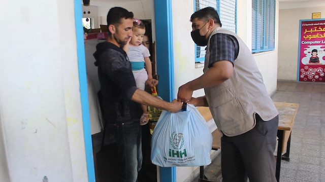 İHH, Gazzeli 500 aileye yemek dağıttı.