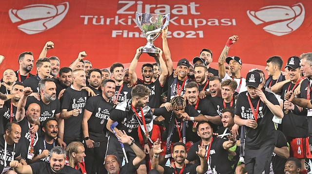 Siyah beyazlılar, final maçında Antalyaspor’u 2-0 mağlup ederek 12 yıl aradan sonra çifte kupa sevinci yaşadı.​