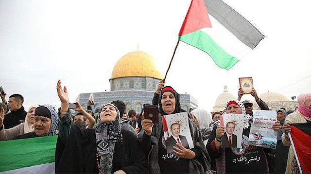 Cumhurbaşkanı Erdoğan'ın fotoğrafını tutan Filistinliler.