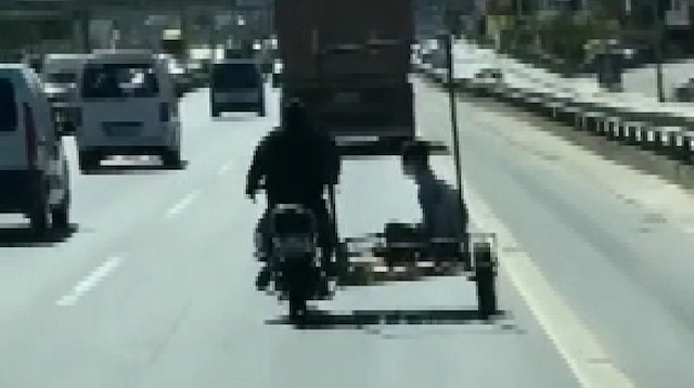Kartal’da motosiklet sepetindeki tehlikeli yolculuk kamerada