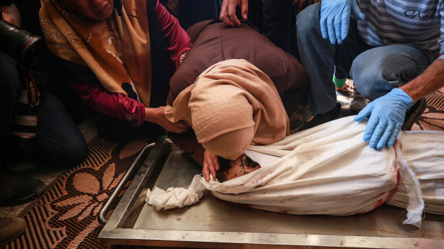 Eli kanlı İsrail, Gazze'de masum sivilleri hedef almaya devam ediyor.