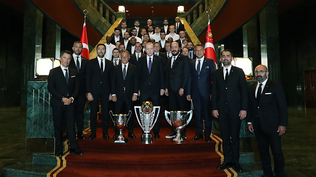 Cumhurbaşkanı Erdoğan, kulüp yöneticileri, teknik heyet ve futbolcular, şampiyonluk kupası ile hatıra fotoğrafı çektirdi.  