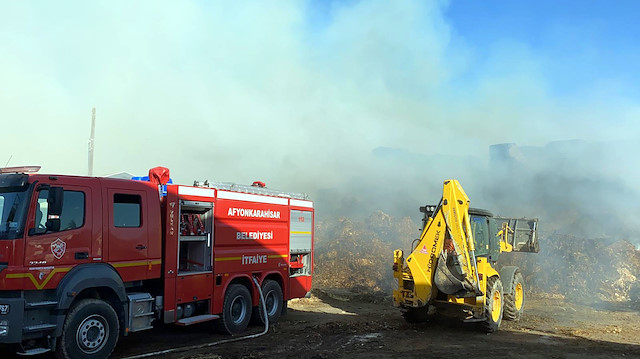 İtfaiye ekipleri tesisteki yangını söndürmek için müdahale ediyor. 