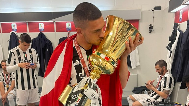 Merih Demiral soyunma odasında kazanılan kupayla bu pozu verdi.