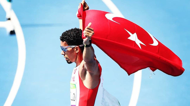 Türk bayrağıyla zafer turu attı.