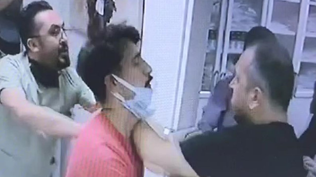 Hasta yakının doktoru ve hemşireyi darp ettiği anlar güvenlik kamerasına yansıdı