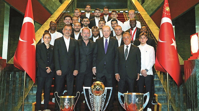 Erdoğan, Beşiktaş Kulübü yönetici, teknik heyet ve futbolcularını külliyede kabul etti. 