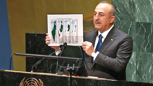 Mevlüt Çavuşoğlu, Filistin topraklarının nasıl gasp edildiğini gösteren haritayı göstererek “İsrail oldu bitti yaratmaya çalışıyor” dedi.
