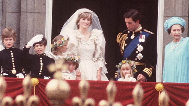 Evliliği 1996 yılında sona eren Prenses Diana, Ağustos 1997'de Paris'te trafik kazası sonucu hayatını kaybetti.