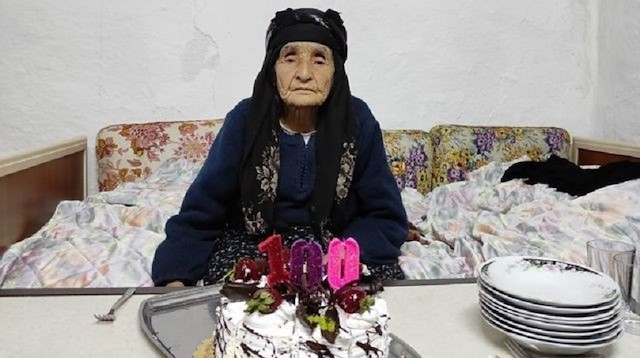 100 yaşına giren Esme nine ilk kez doğum günü kutladı: 12 çocuğu 23 torunu var