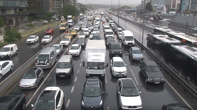 İstanbul'da sağanak yağış trafiği olumsuz etkiledi. 