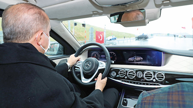 Kuzey Marmara Otoyolu açılışına katılan Erdoğan, bir süre makam otomobilini kullandı.