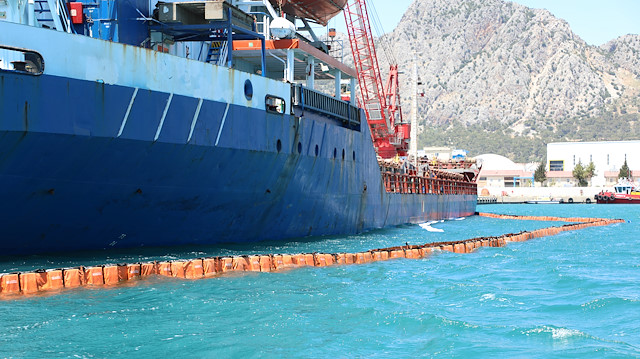 Ortadoğu Antalya Liman İşletmeleri'nde yapılan denetimde, gemi bordasındaki petrol kirliliğini gemi yetkilileri kendi imkanları ile temizlerken deniz kirliliğine sebebiyet verdikleri tespit edildi.