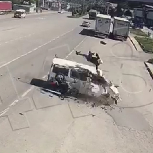 Amasya’da feci kaza kamerada: Motosikletten fırlayıp minibüsün üstüne düştü