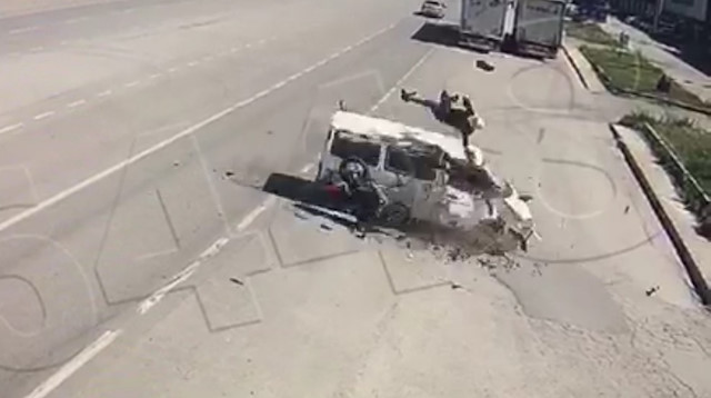 Amasya’da feci kaza kamerada: Motosikletten fırlayıp minibüsün üstüne düştü