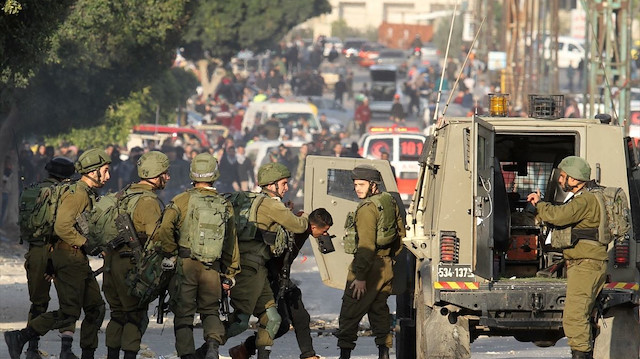 Le Monde "İsrail'in Filistin'de yaptıklarına apartheid demek duruma gittikçe daha çok uyuyor" yorumunu yaptı.