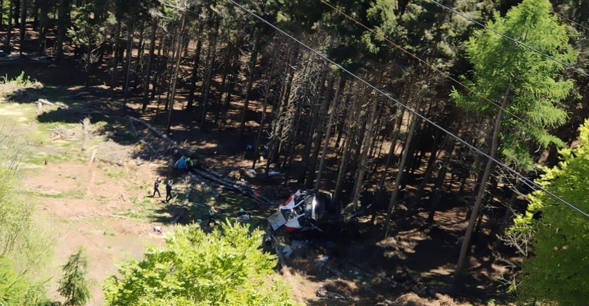 Piedmont bölgesinde 11 kişinin bulunduğu teleferik düştü. 