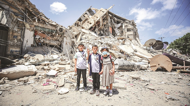 İsrail’in soykırım yaptığı Gazze’de çaresiz aileler topyekün yok olmamak için çocuklarını uzak akrabalarının evlerine göndererek soylarının devamını sağlamaya çalışıyor.