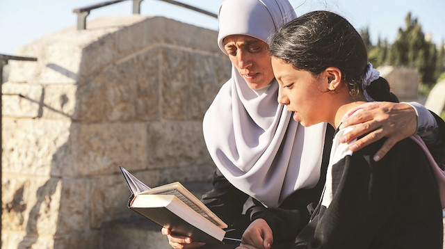 Hatice Huveys Mescid-i Aksa’da Kur’an-ı Kerin öğretiyor.