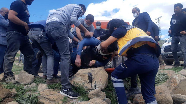 Sedat Çelik, ihbar üzerine olay yerine gelen ambulans ekibi tarafından hastaneye kaldırıldı. 