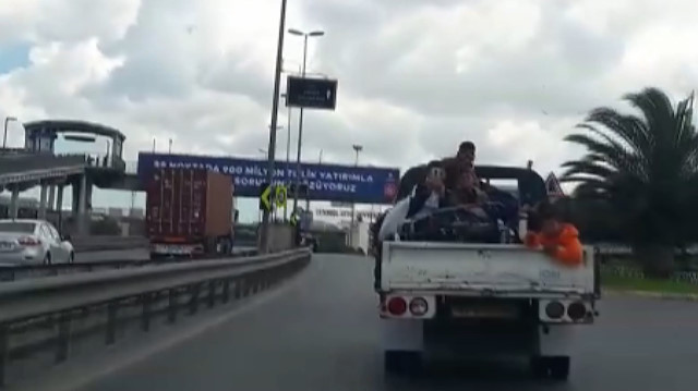 Çocukların kamyonet kasasında tehlikeli yolculuğu kamerada